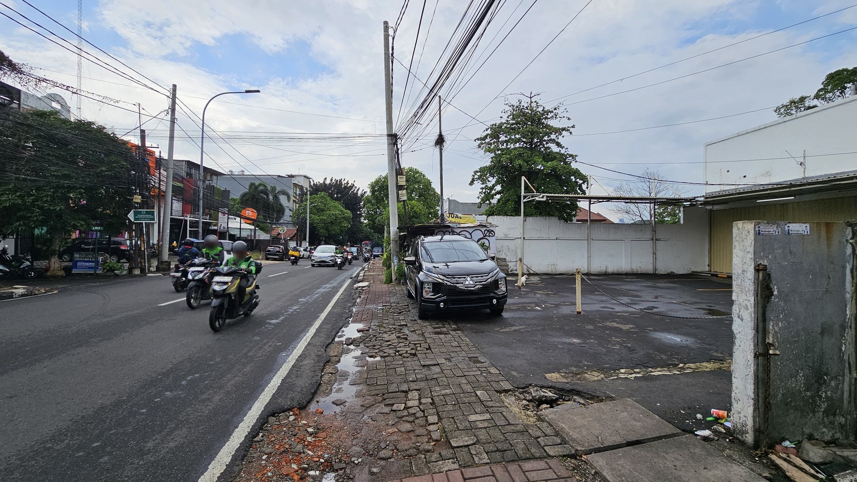 Ruang Usaha Lokasi Strategis Pinggir Jalan Raya di Pancoran 