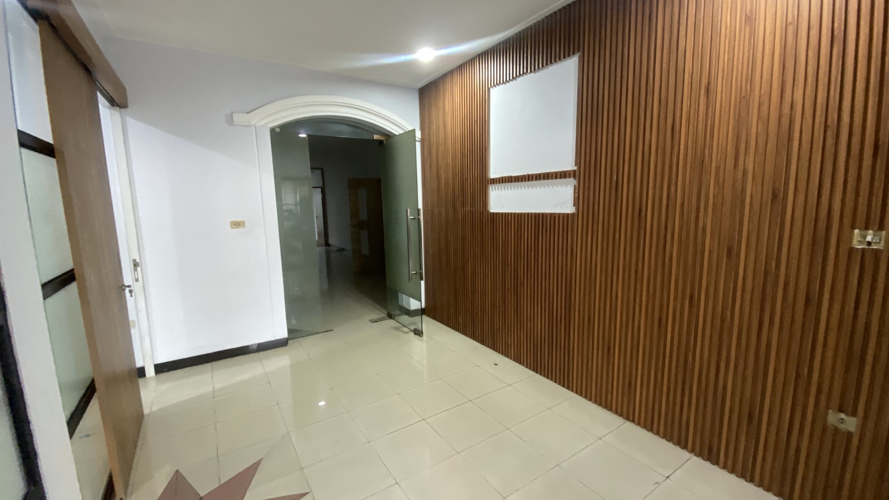 RUMAH DI LOKASI KOMERSIL, COCOK UNTUK USAHA KLINIK ATAU KANTOR, KEBAYORAN BARU AREA