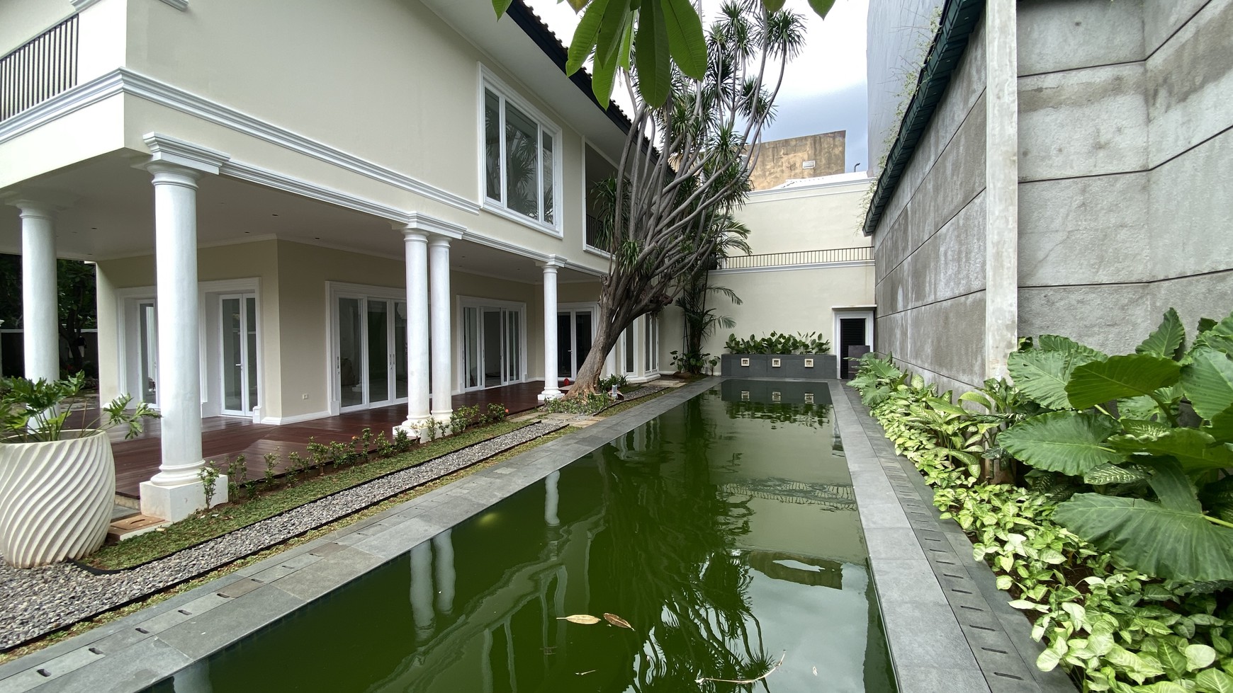 RUMAH LUXURY BANGUNAN BARU DI KAWASAN KEBAYORAN BARU, JAKARTA SELATAN