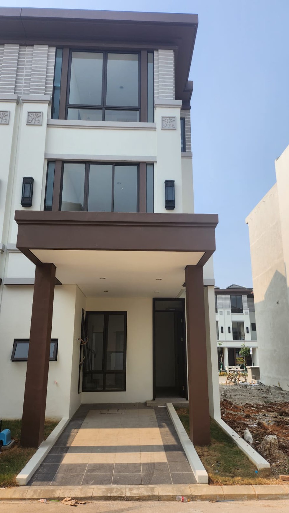 RUMAH BARU SEMI FURNISH SIAP HUNI DI LAVON 3 CIKUPA TANGERANG