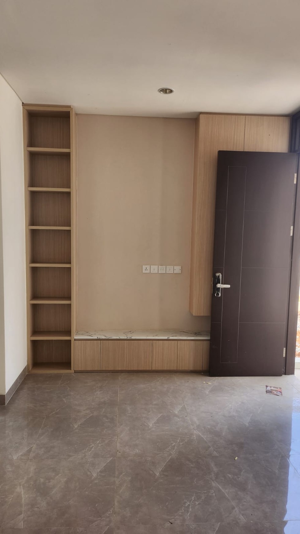 RUMAH BARU SEMI FURNISH SIAP HUNI DI LAVON 3 CIKUPA TANGERANG