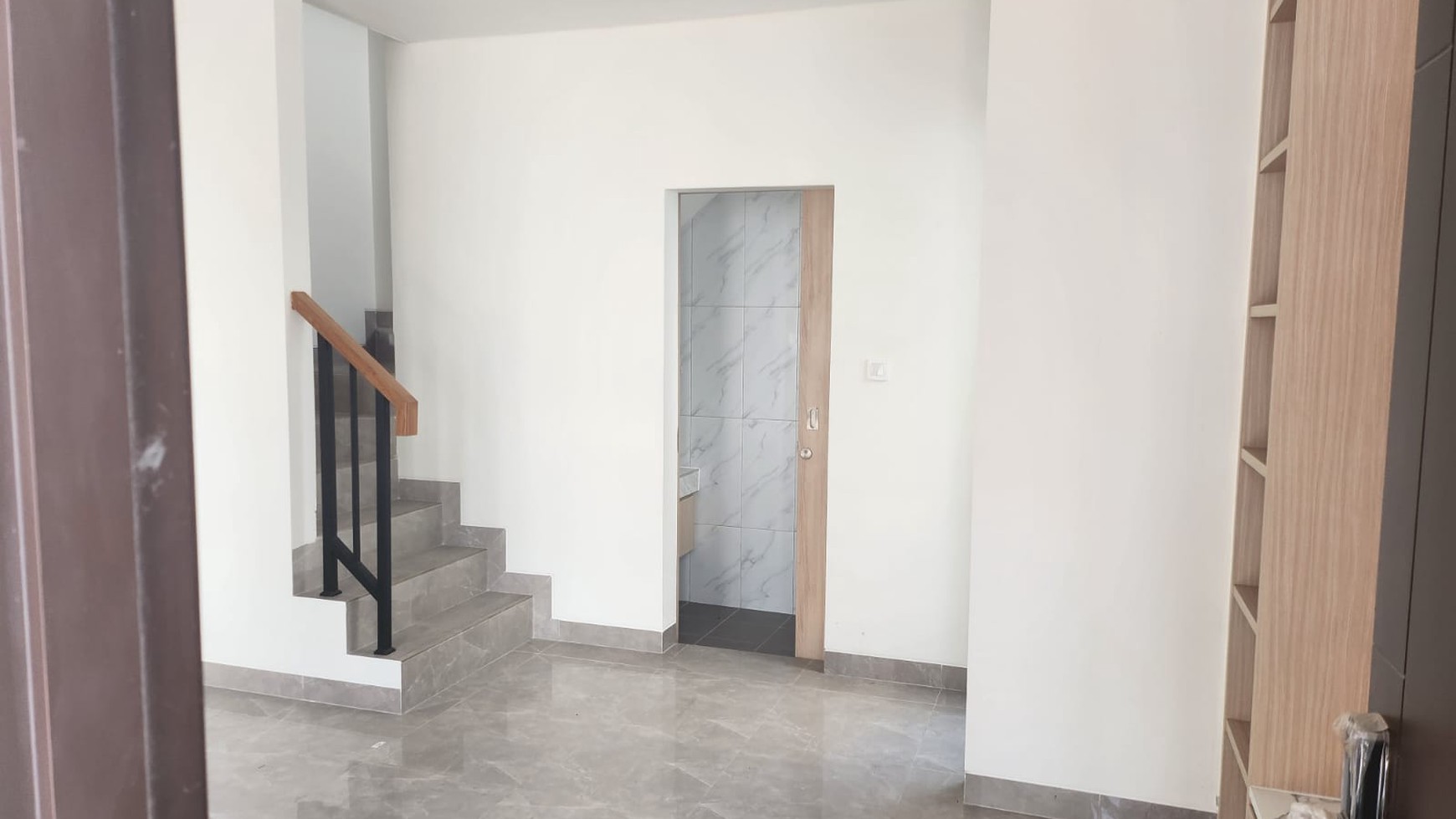 RUMAH BARU SEMI FURNISH SIAP HUNI DI LAVON 3 CIKUPA TANGERANG