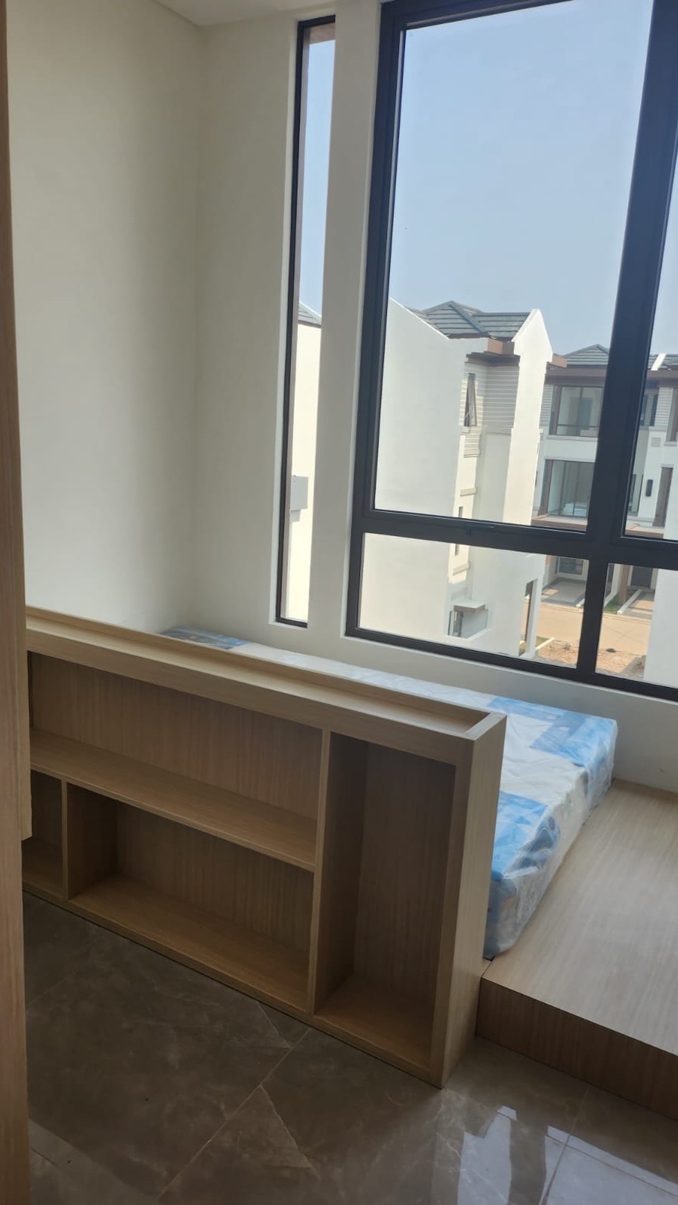 RUMAH BARU SEMI FURNISH SIAP HUNI DI LAVON 3 CIKUPA TANGERANG