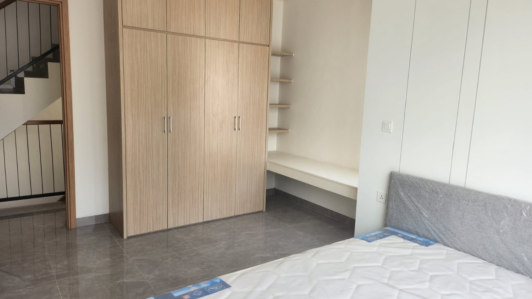 RUMAH BARU SEMI FURNISH SIAP HUNI DI LAVON 3 CIKUPA TANGERANG