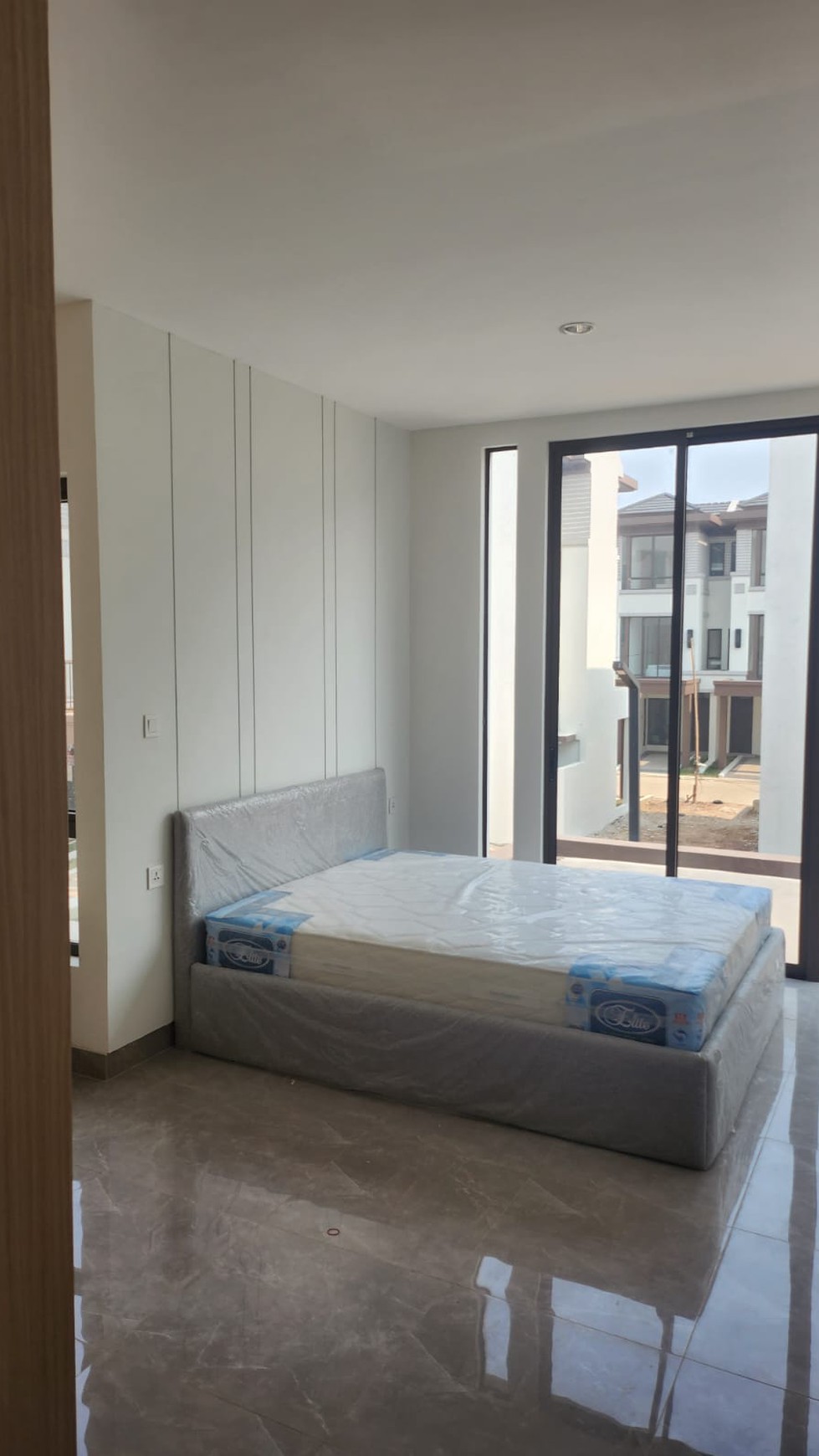 RUMAH BARU SEMI FURNISH SIAP HUNI DI LAVON 3 CIKUPA TANGERANG