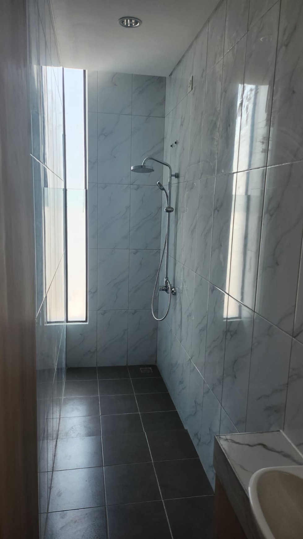 RUMAH BARU SEMI FURNISH SIAP HUNI DI LAVON 3 CIKUPA TANGERANG