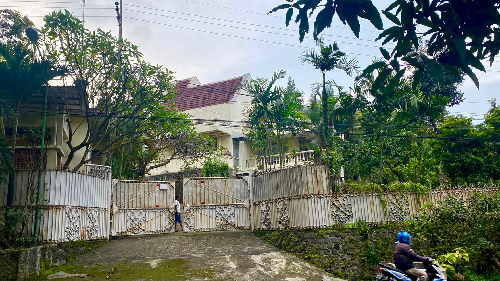 Dijual 2595 M2 Rumah Villa Pandaan Jawa Timur - Nol Jalan Raya - Ada Kolam Renang, Lapangan Basket, Taman Luas