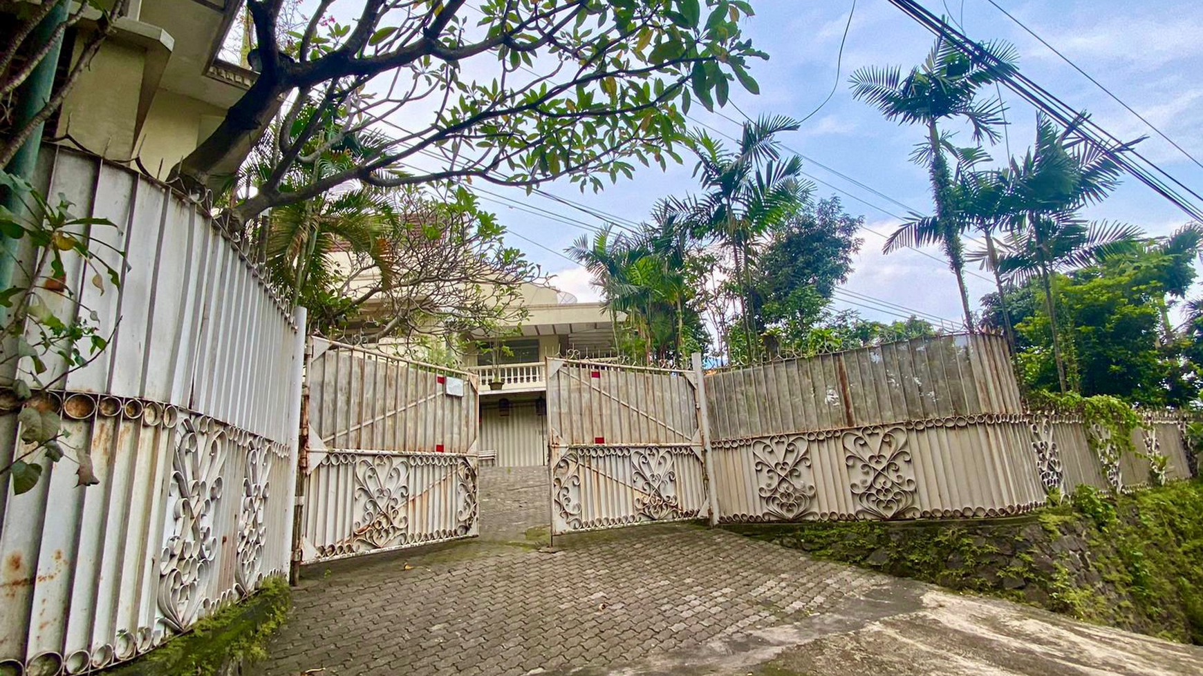 Dijual 2595 M2 Rumah Villa Pandaan Jawa Timur - Nol Jalan Raya - Ada Kolam Renang, Lapangan Basket, Taman Luas