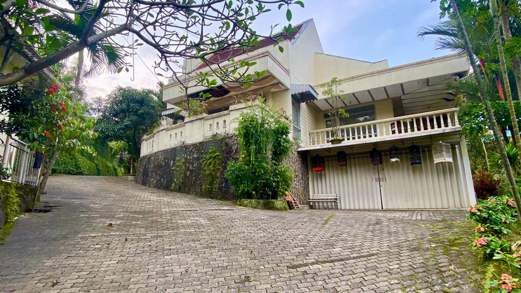 Dijual 2595 M2 Rumah Villa Pandaan Jawa Timur - Nol Jalan Raya - Ada Kolam Renang, Lapangan Basket, Taman Luas