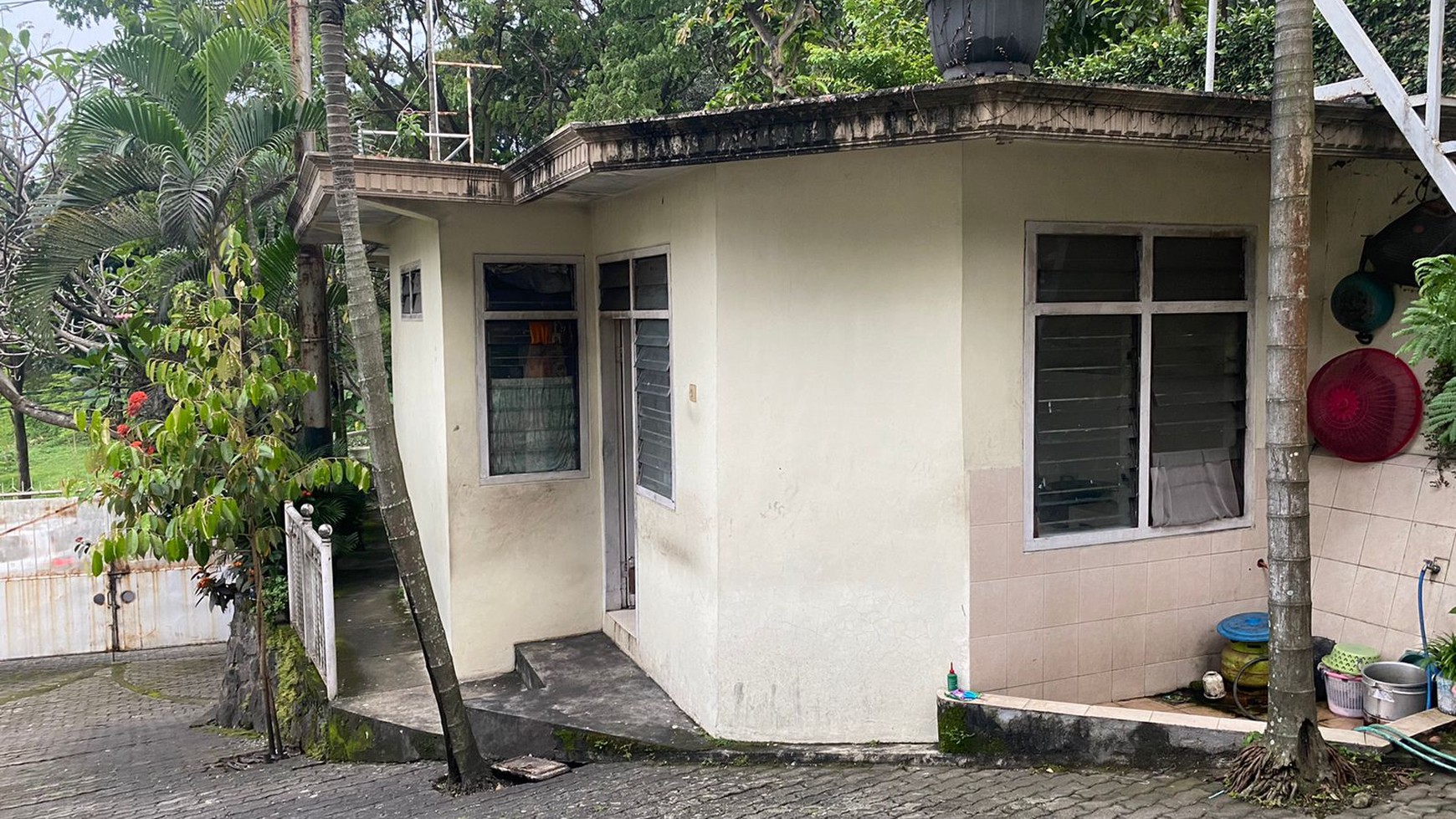 Dijual 2595 M2 Rumah Villa Pandaan Jawa Timur - Nol Jalan Raya - Ada Kolam Renang, Lapangan Basket, Taman Luas