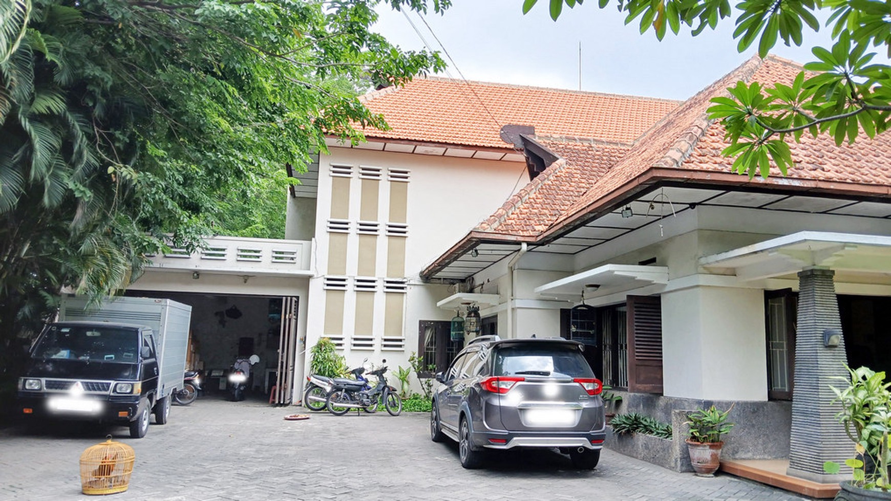 Rumah di Jl. Anjasmoro Surabaya Pusat, Hook/Pojokan, Parkir Luas, Cocok untuk Kantor / Usaha