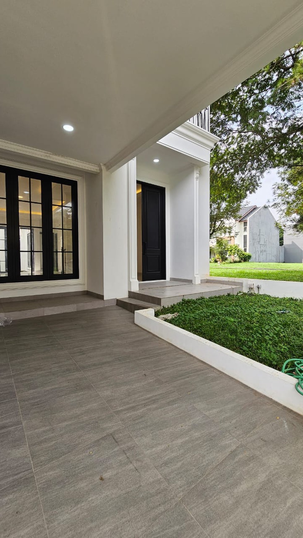 Serasa di Villa, Rumah American Classic Baru di The Green BSD City, berada di tengah pepohonan dan kontur bukit