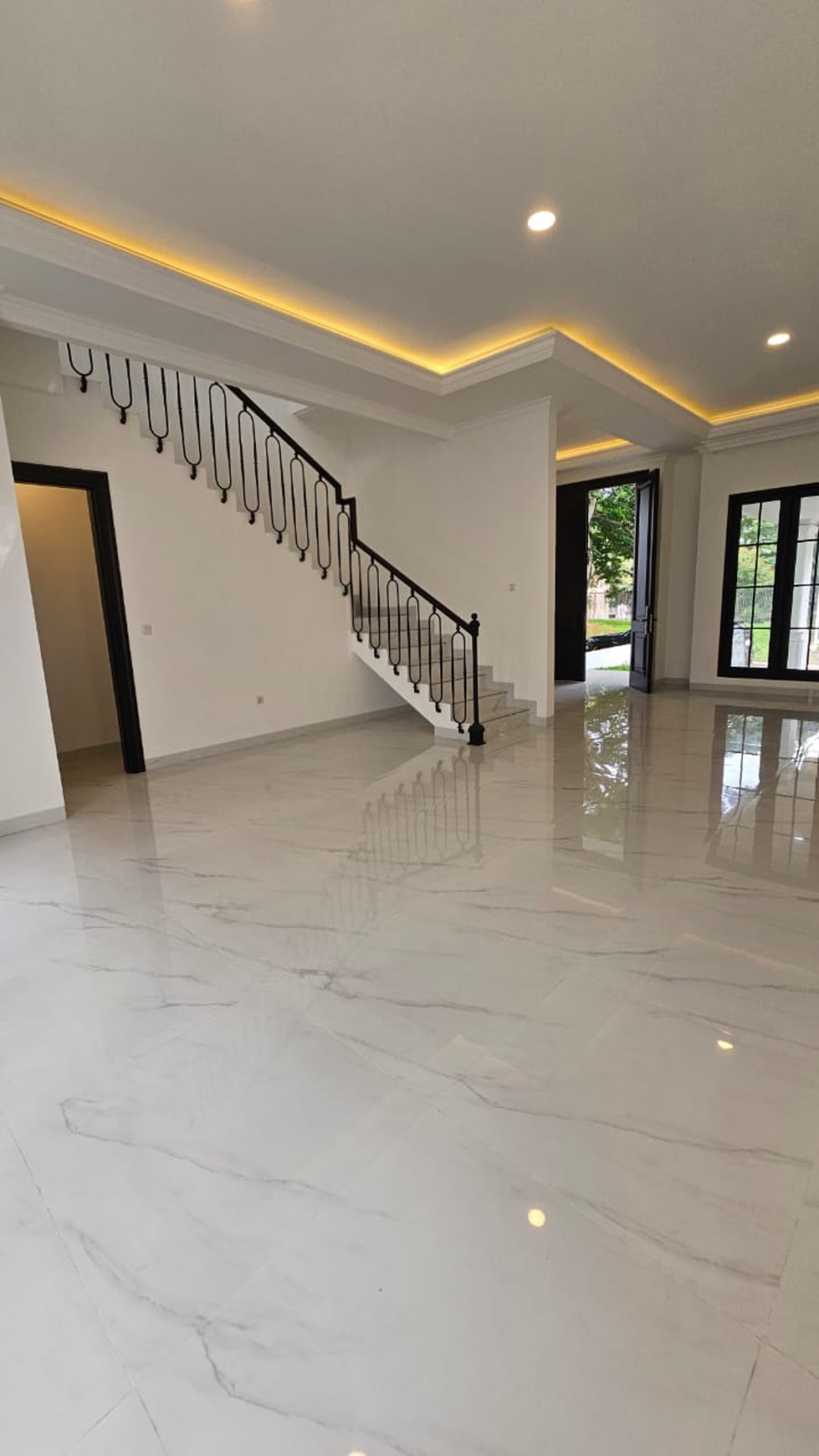 Serasa di Villa, Rumah American Classic Baru di The Green BSD City, berada di tengah pepohonan dan kontur bukit