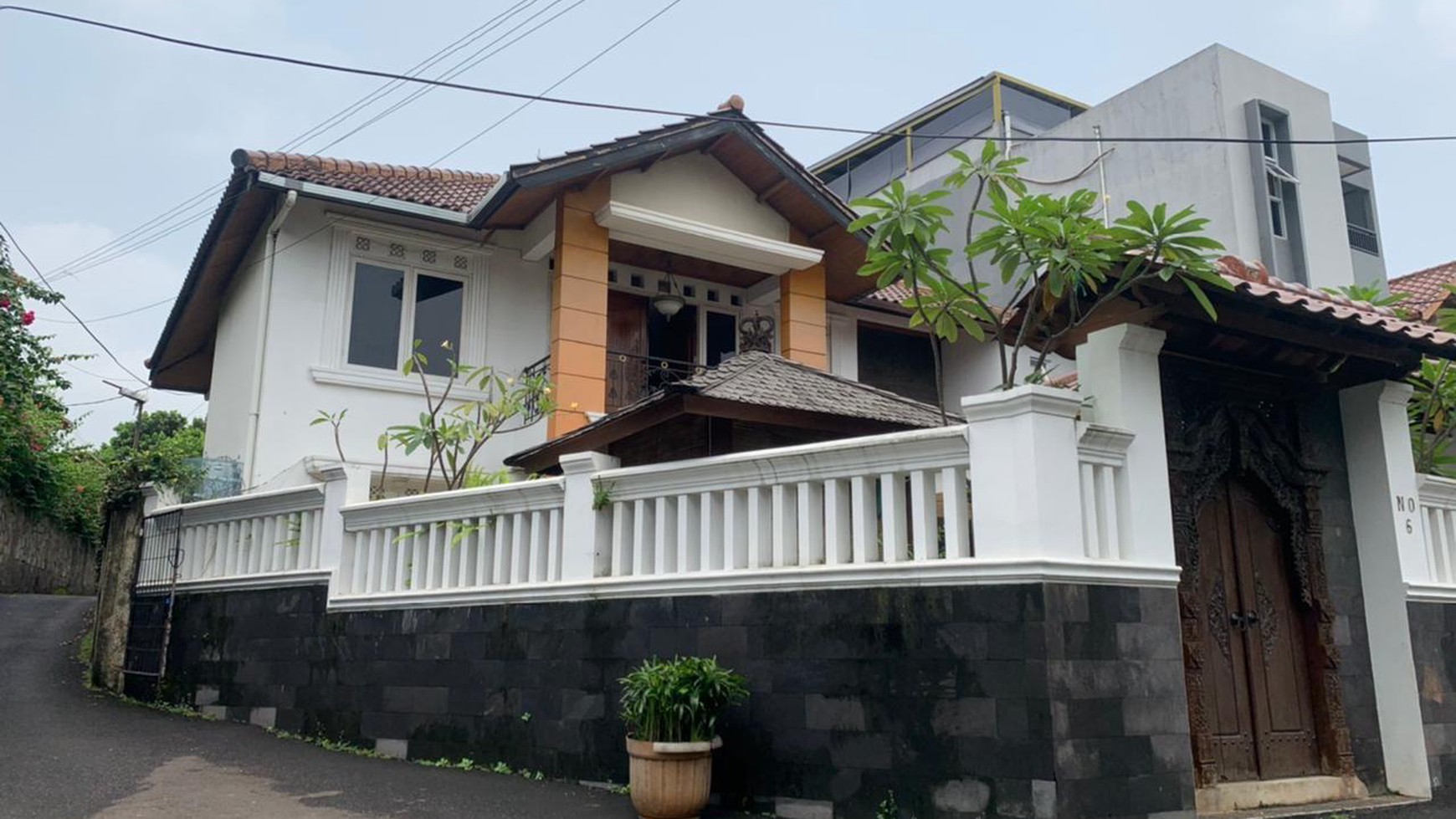  Rumah 2 lantai di Lokasi strategis dengan Gaya Tropical Modern. One Gate. Tanjung Barat, Jagakarsa  