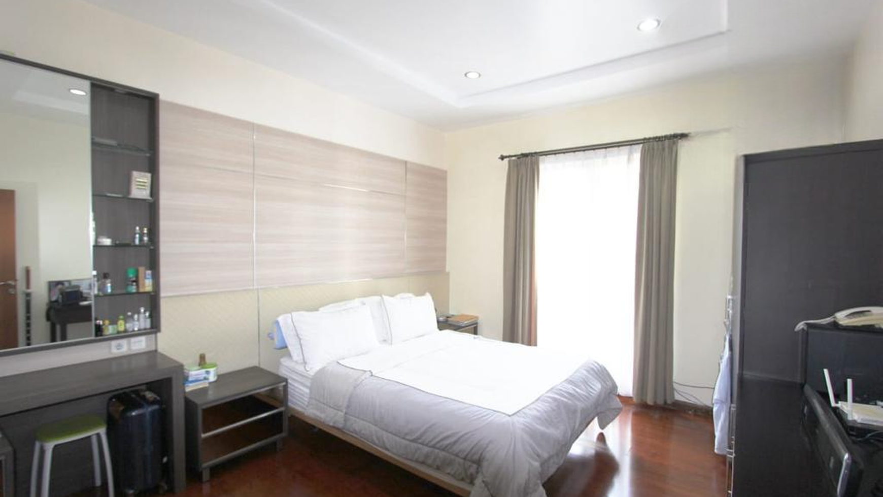 DIJUAL PERUMAHAN 4 LANTAI DI VILLA PONDOK INDAH, di Kebayoran, Jakarta Selatan.