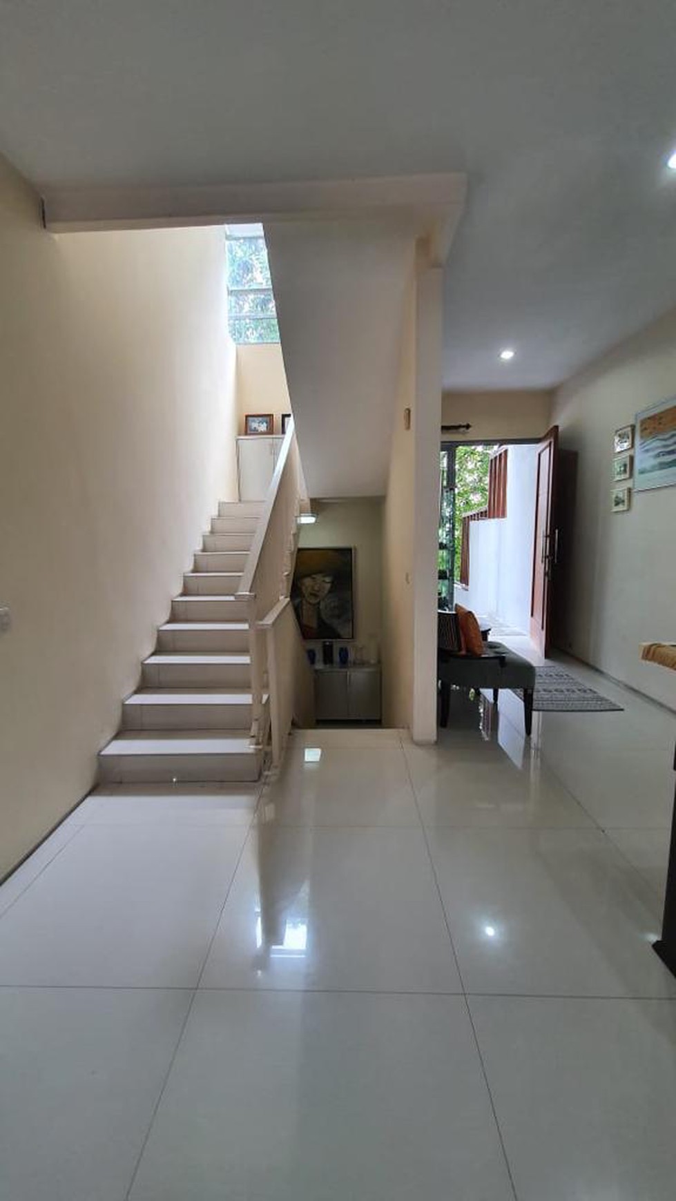 DIJUAL PERUMAHAN 4 LANTAI DI VILLA PONDOK INDAH, di Kebayoran, Jakarta Selatan.