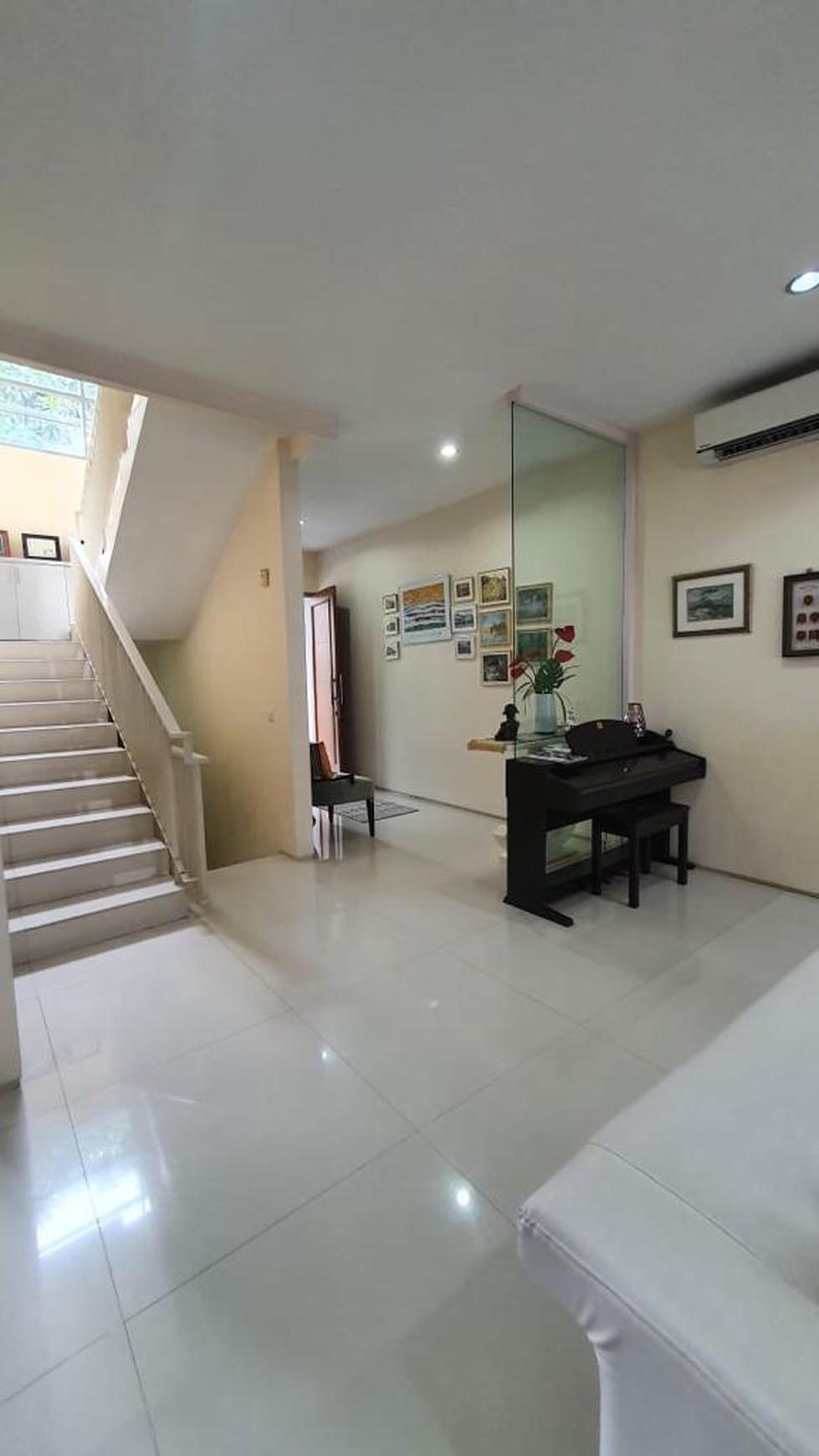 DIJUAL PERUMAHAN 4 LANTAI DI VILLA PONDOK INDAH, di Kebayoran, Jakarta Selatan.