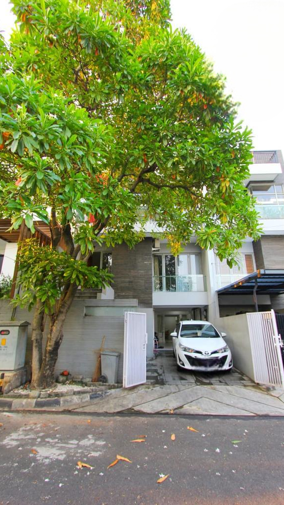 DIJUAL PERUMAHAN 4 LANTAI DI VILLA PONDOK INDAH, di Kebayoran, Jakarta Selatan.