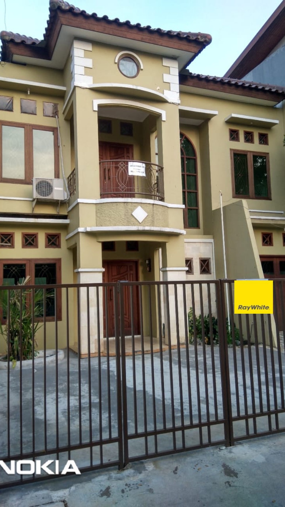 DISEWAKAN RUMAH 2 UNFURNISHED LOKASI SANGAT STRATEGIS DI LEBAK BULUS, JAKARTA SELATAN.