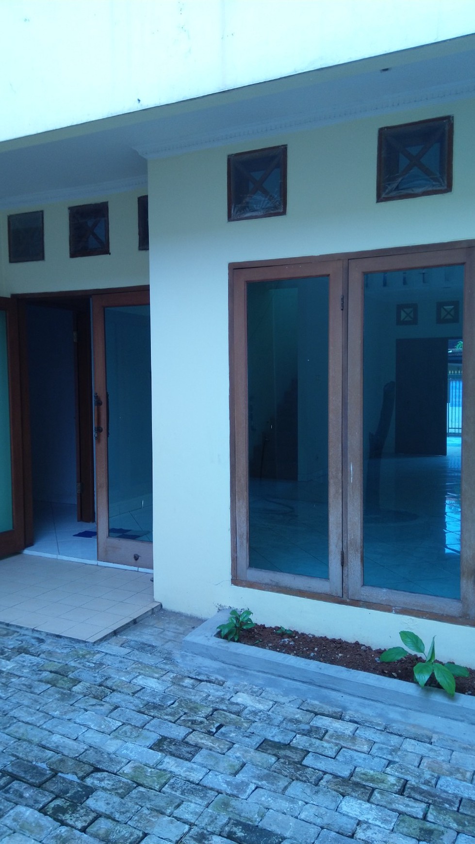 DISEWAKAN RUMAH 2 UNFURNISHED LOKASI SANGAT STRATEGIS DI LEBAK BULUS, JAKARTA SELATAN.