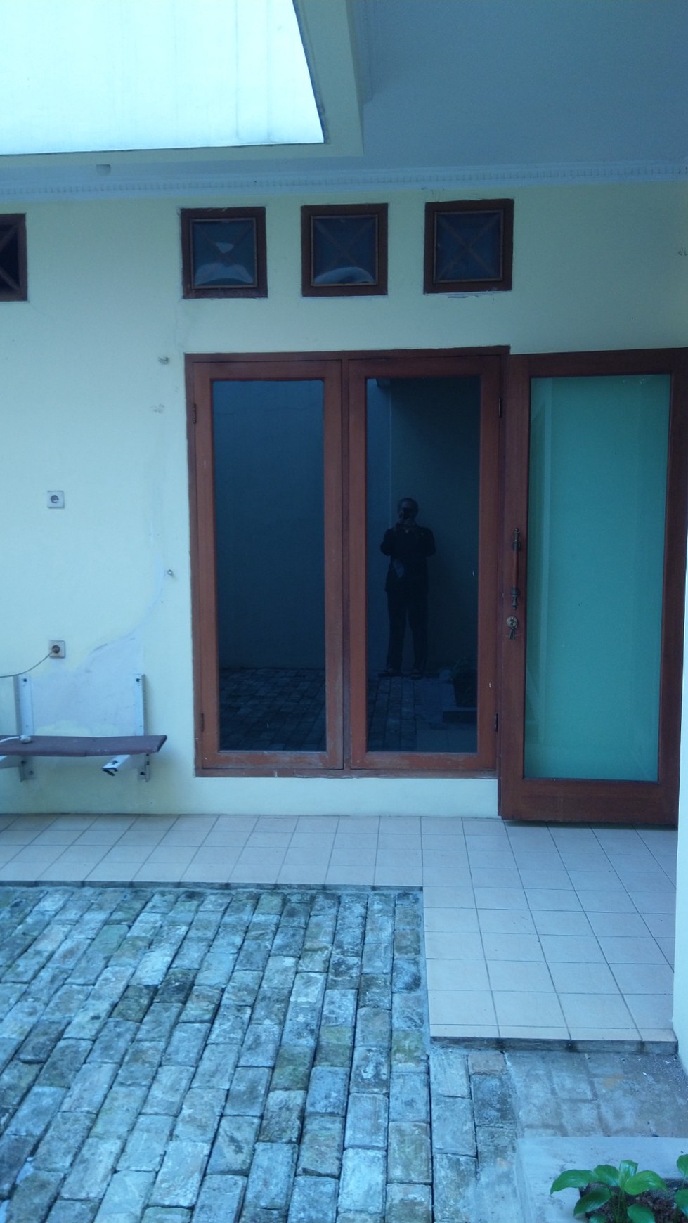 DISEWAKAN RUMAH 2 UNFURNISHED LOKASI SANGAT STRATEGIS DI LEBAK BULUS, JAKARTA SELATAN.