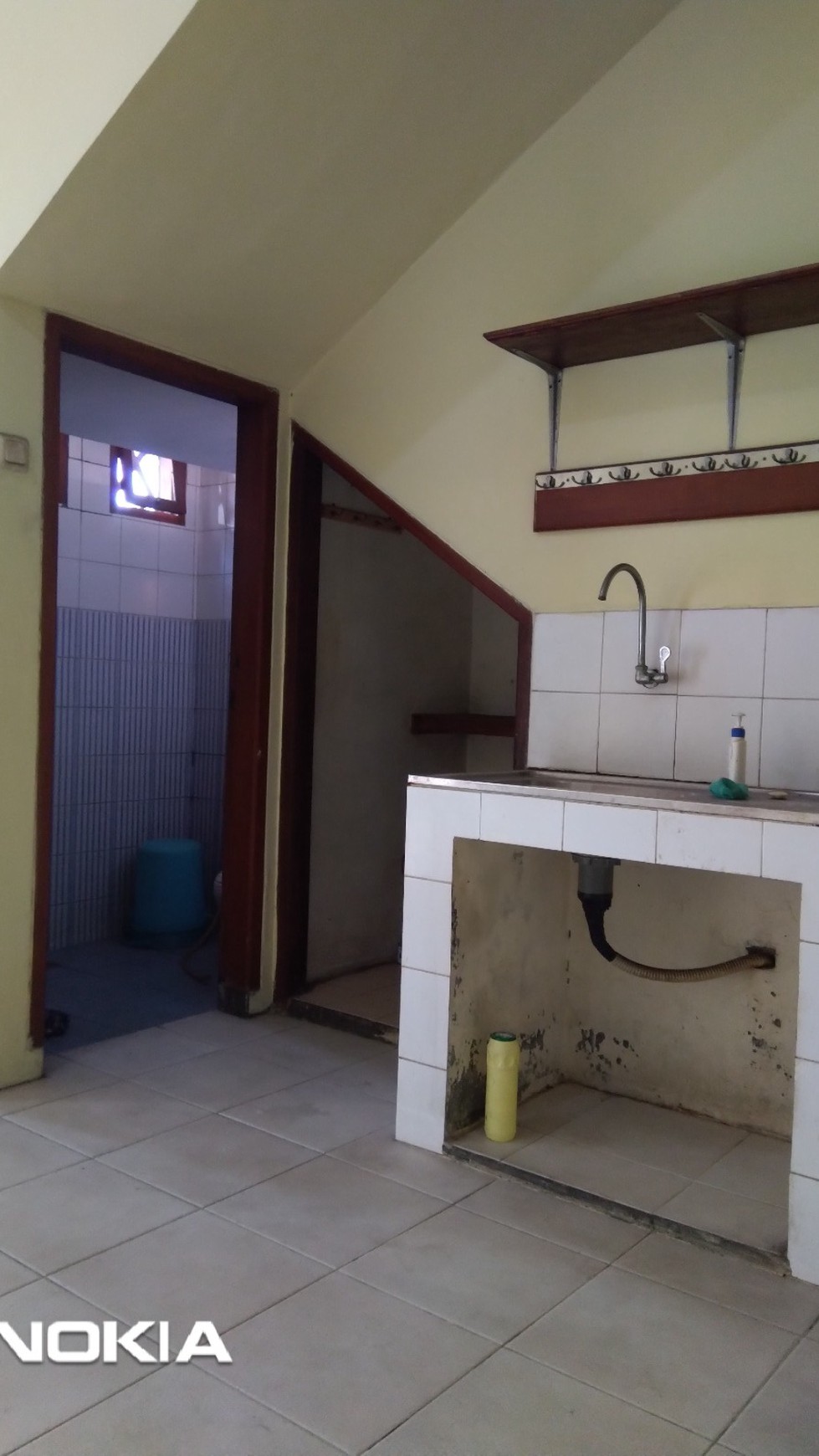 DISEWAKAN RUMAH 2 UNFURNISHED LOKASI SANGAT STRATEGIS DI LEBAK BULUS, JAKARTA SELATAN.