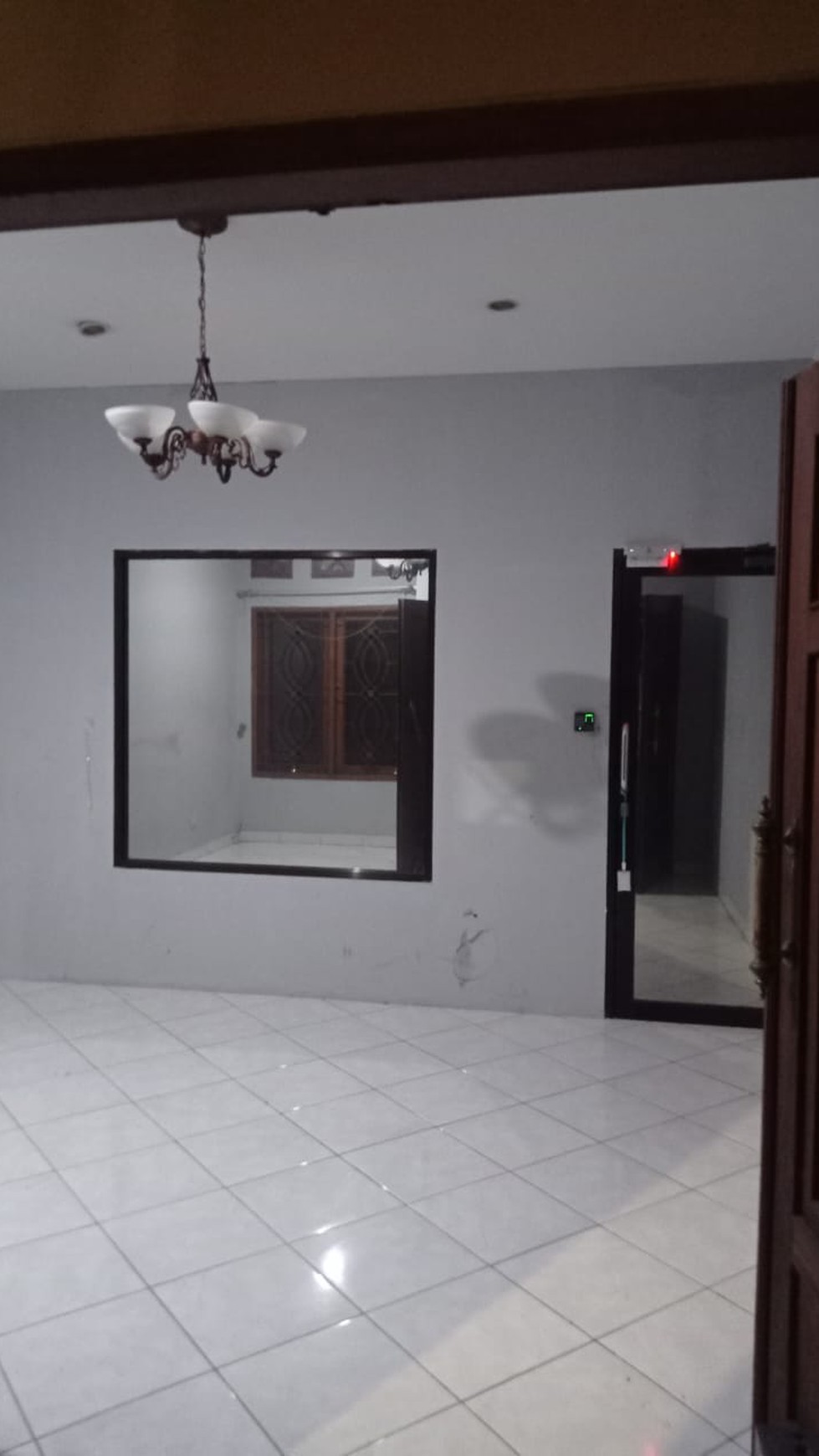 DISEWAKAN RUMAH 2 UNFURNISHED LOKASI SANGAT STRATEGIS DI LEBAK BULUS, JAKARTA SELATAN.