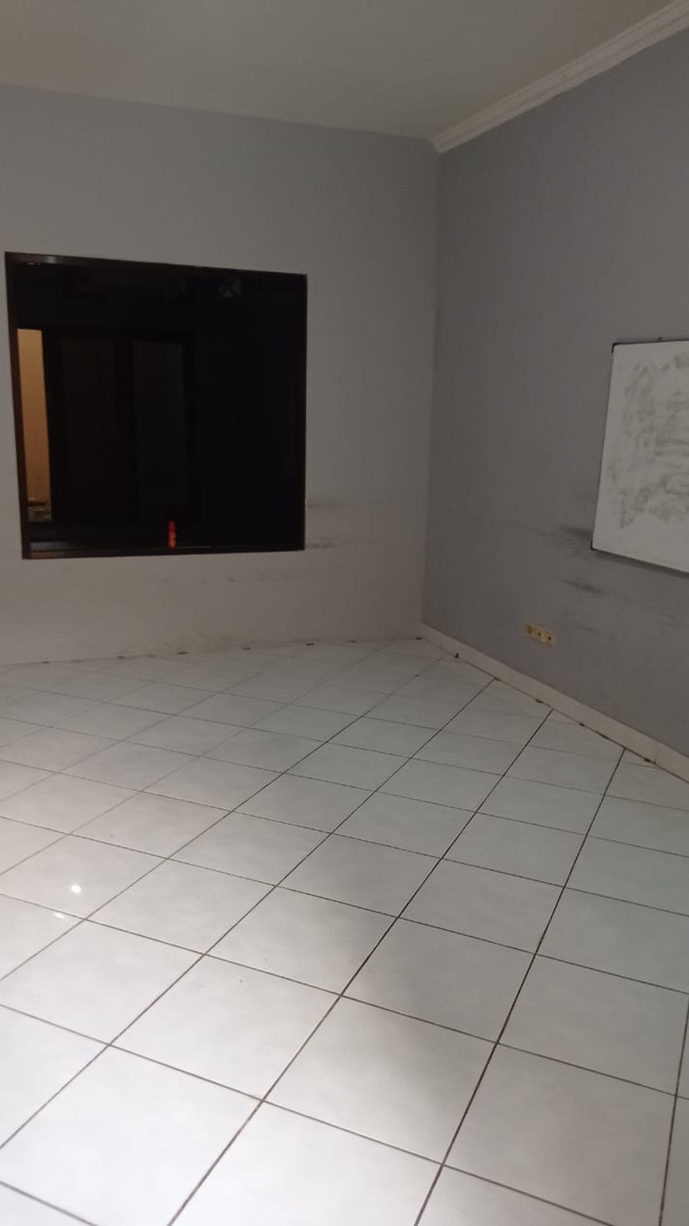 DISEWAKAN RUMAH 2 UNFURNISHED LOKASI SANGAT STRATEGIS DI LEBAK BULUS, JAKARTA SELATAN.