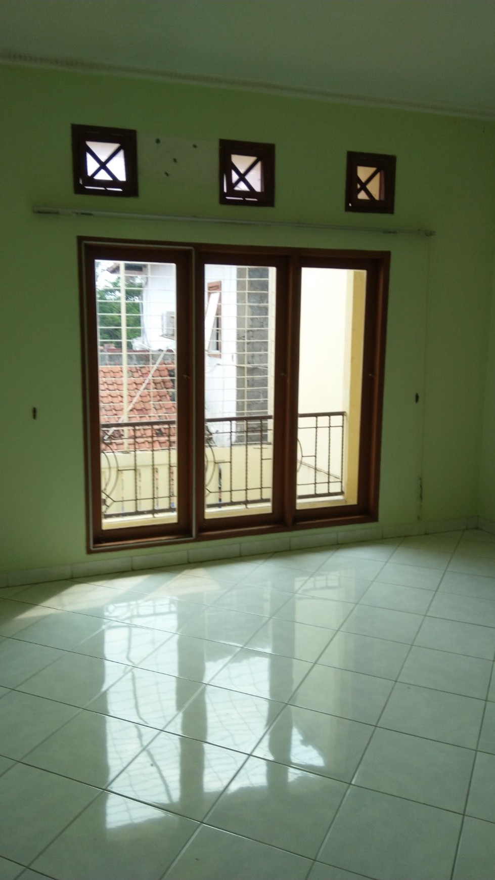 DISEWAKAN RUMAH 2 UNFURNISHED LOKASI SANGAT STRATEGIS DI LEBAK BULUS, JAKARTA SELATAN.