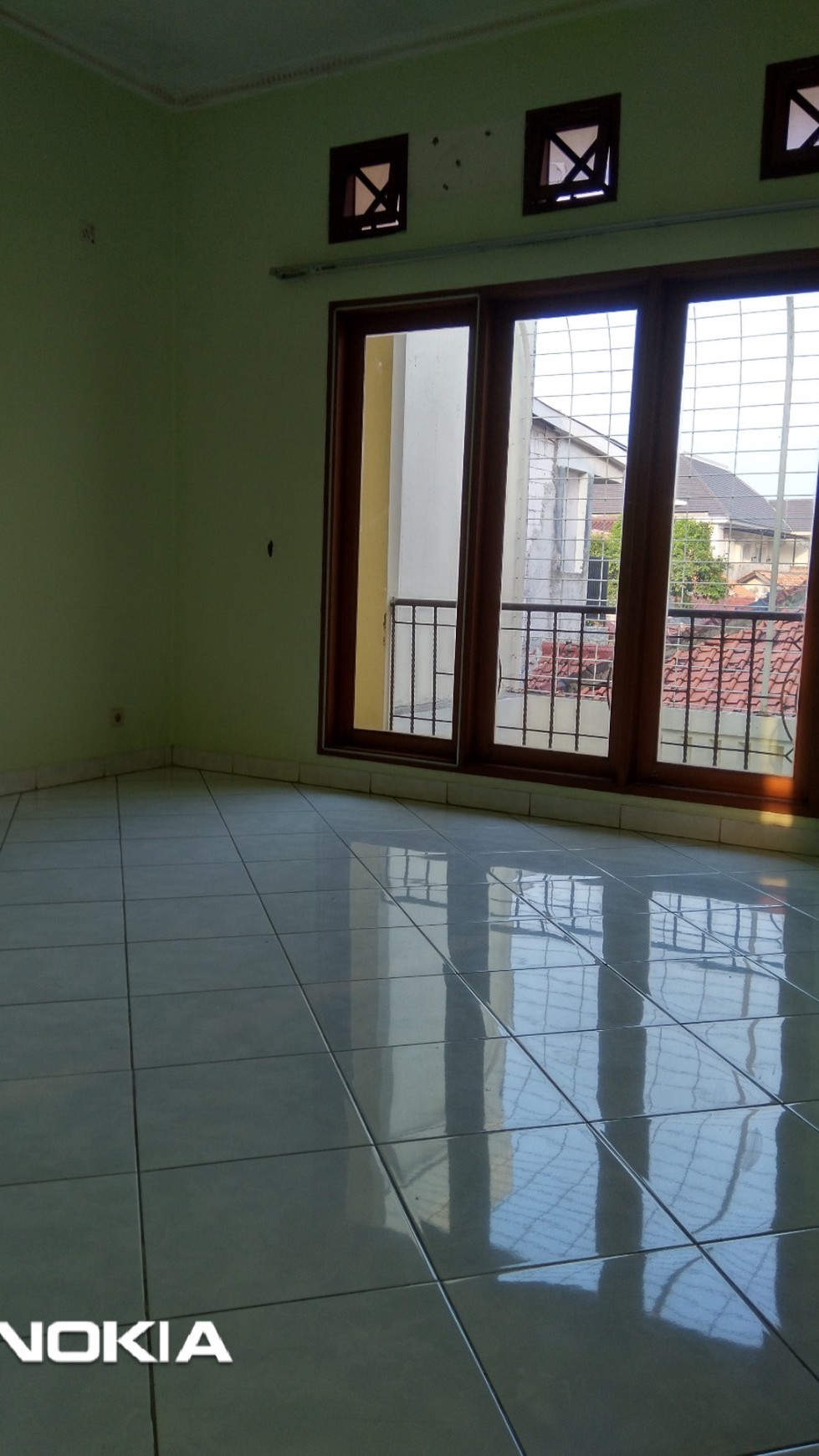 DISEWAKAN RUMAH 2 UNFURNISHED LOKASI SANGAT STRATEGIS DI LEBAK BULUS, JAKARTA SELATAN.