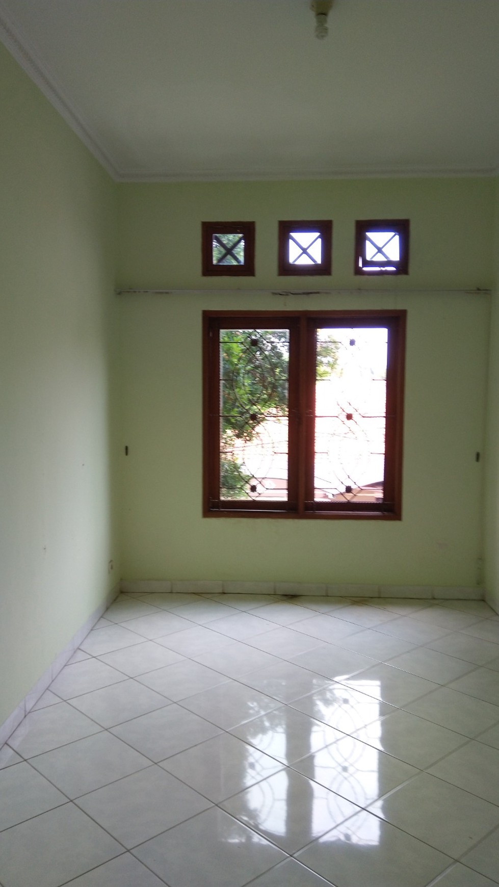 DISEWAKAN RUMAH 2 UNFURNISHED LOKASI SANGAT STRATEGIS DI LEBAK BULUS, JAKARTA SELATAN.