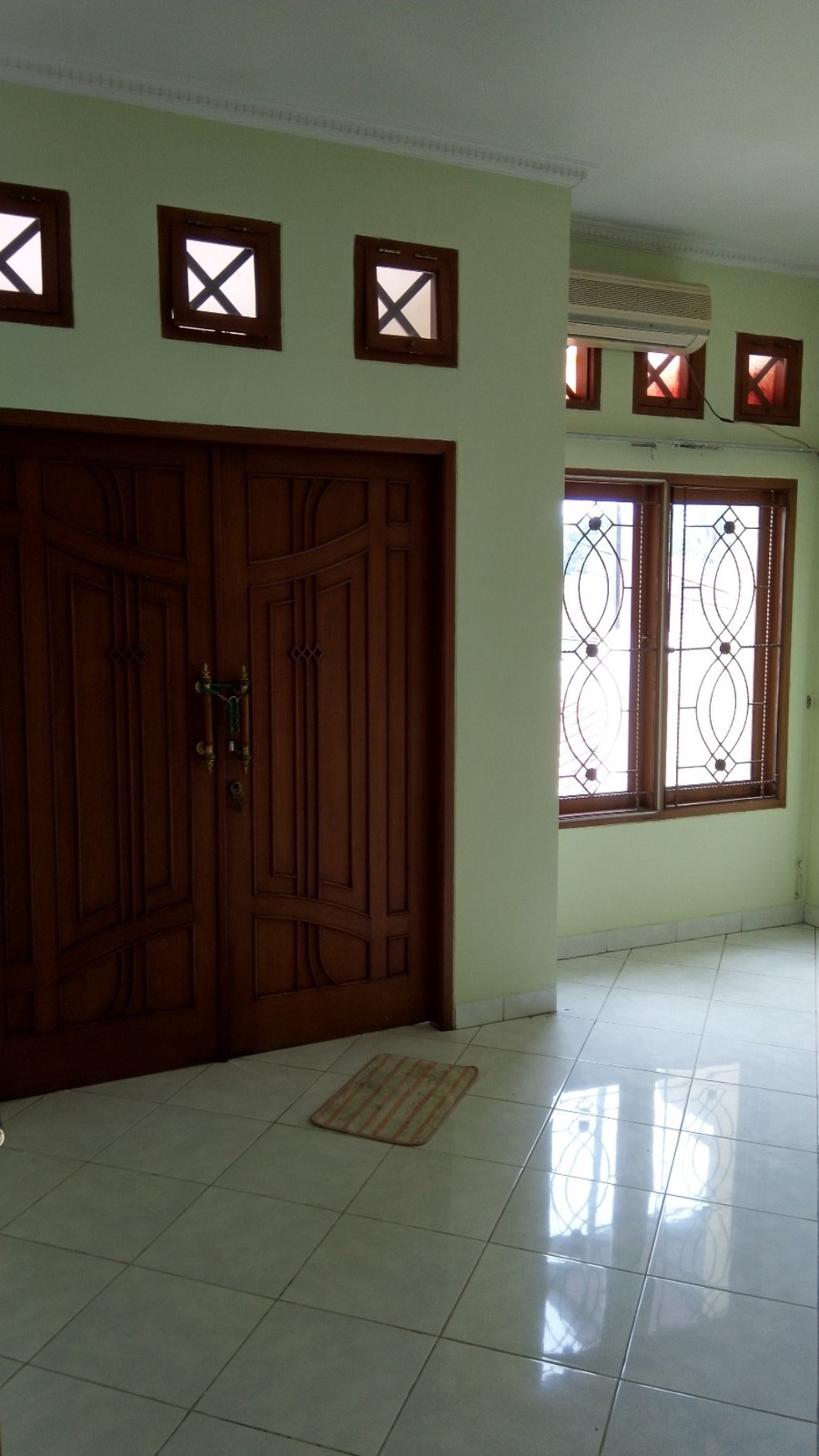 DISEWAKAN RUMAH 2 UNFURNISHED LOKASI SANGAT STRATEGIS DI LEBAK BULUS, JAKARTA SELATAN.