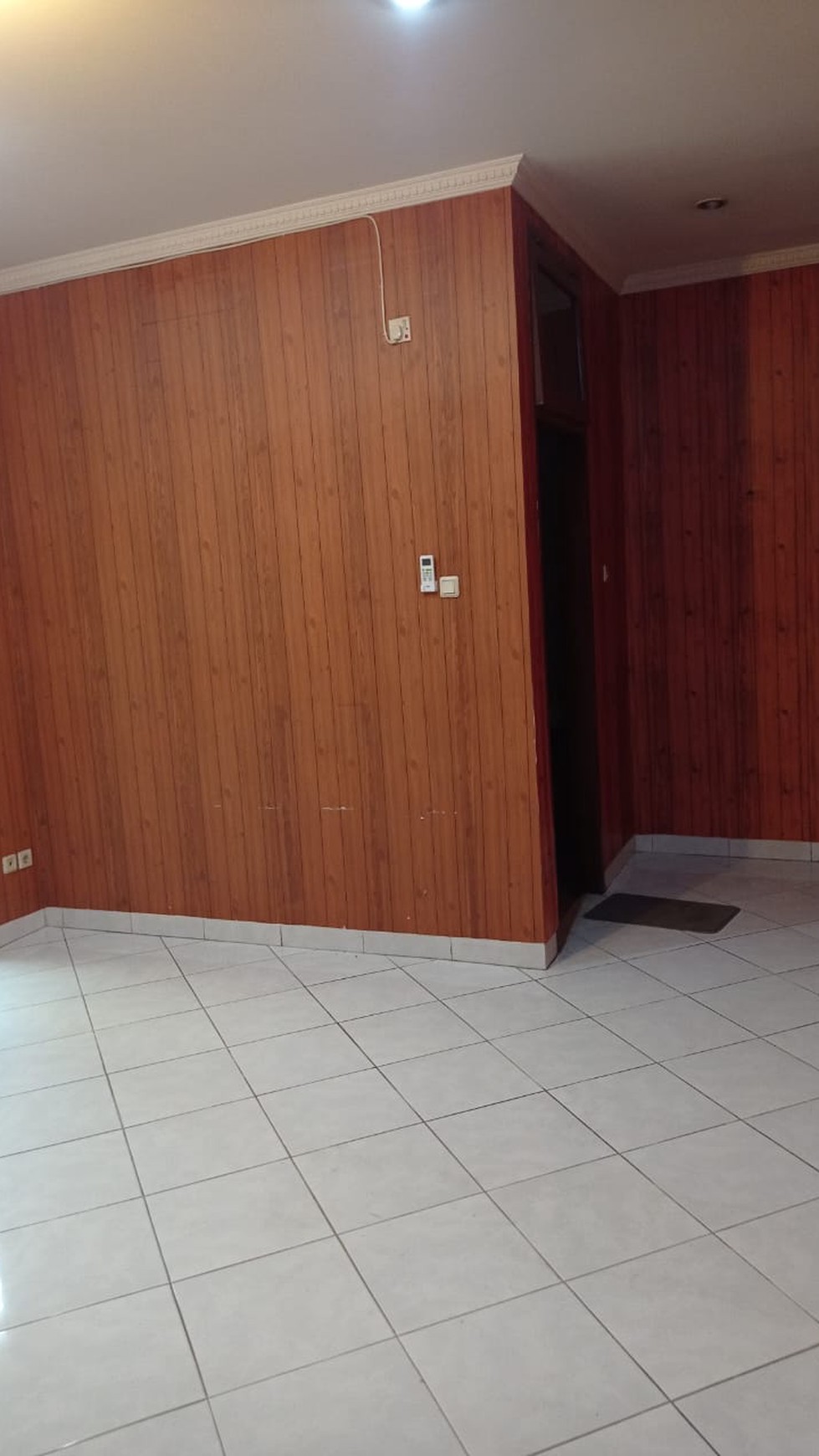 DISEWAKAN RUMAH 2 UNFURNISHED LOKASI SANGAT STRATEGIS DI LEBAK BULUS, JAKARTA SELATAN.