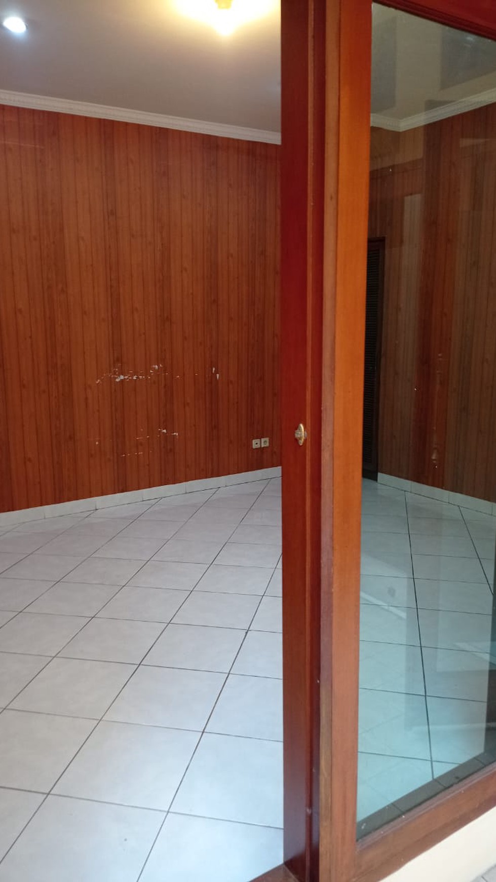 DISEWAKAN RUMAH 2 UNFURNISHED LOKASI SANGAT STRATEGIS DI LEBAK BULUS, JAKARTA SELATAN.