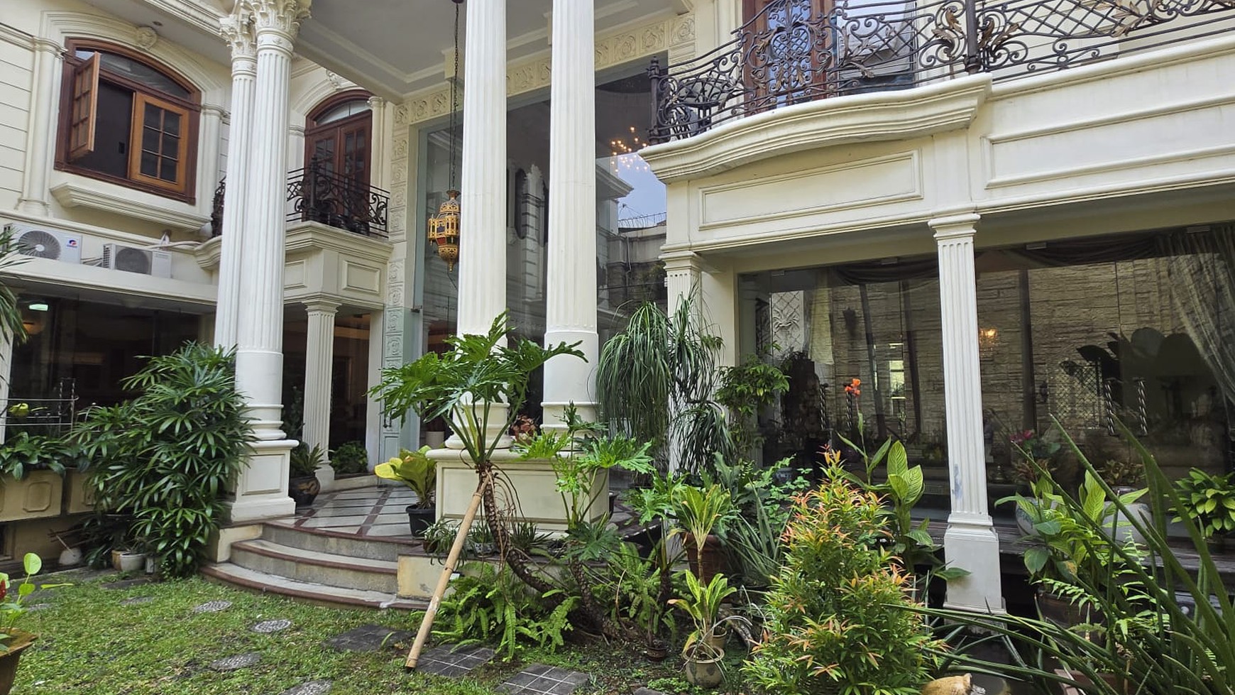 Rumah luxury di Menteng Jakarta Pusat, luas : 700m2,  design Classic Mediterania, dan siap huni