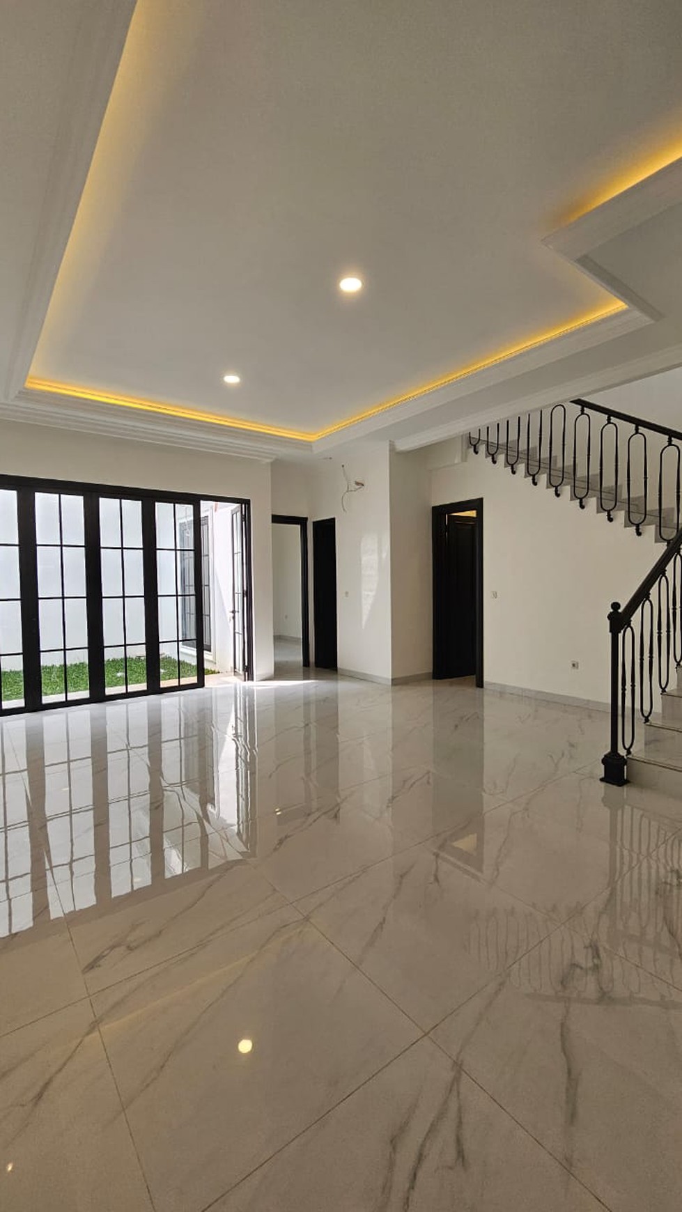 Serasa di Villa, Rumah American Classic Baru di The Green BSD City, berada di tengah pepohonan dan kontur bukit