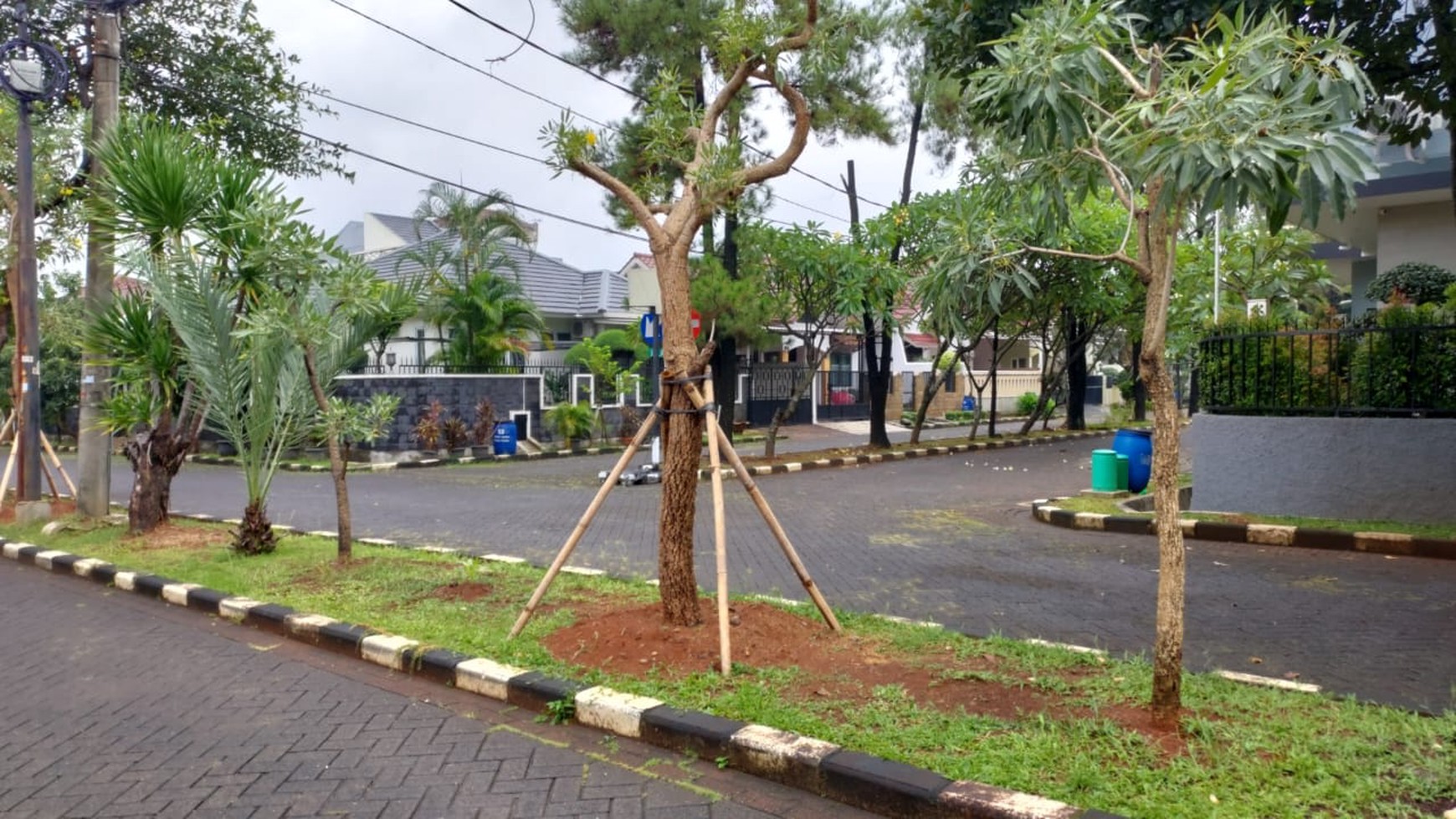 RUMAH CANTIK DAN BARU DI BLOK TERFAVORIT DI VILLA MELATI MAS - TANGERANG SELATAN