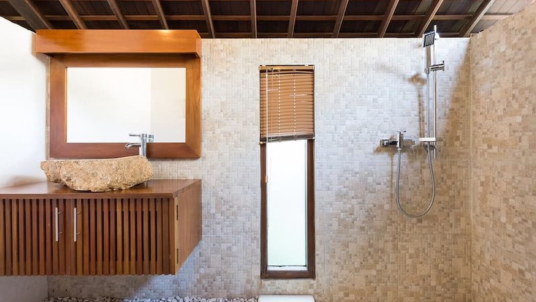 Freehold Tropical Villa Sitting on Big Land In Batu Bolong, Canggu Bali