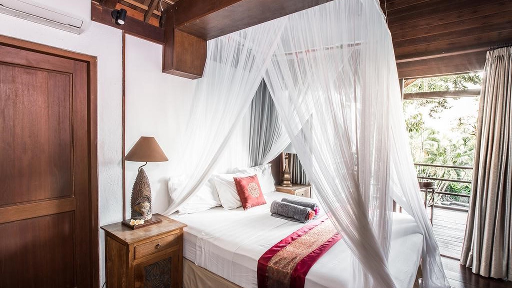 Freehold Tropical Villa Sitting on Big Land In Batu Bolong, Canggu Bali