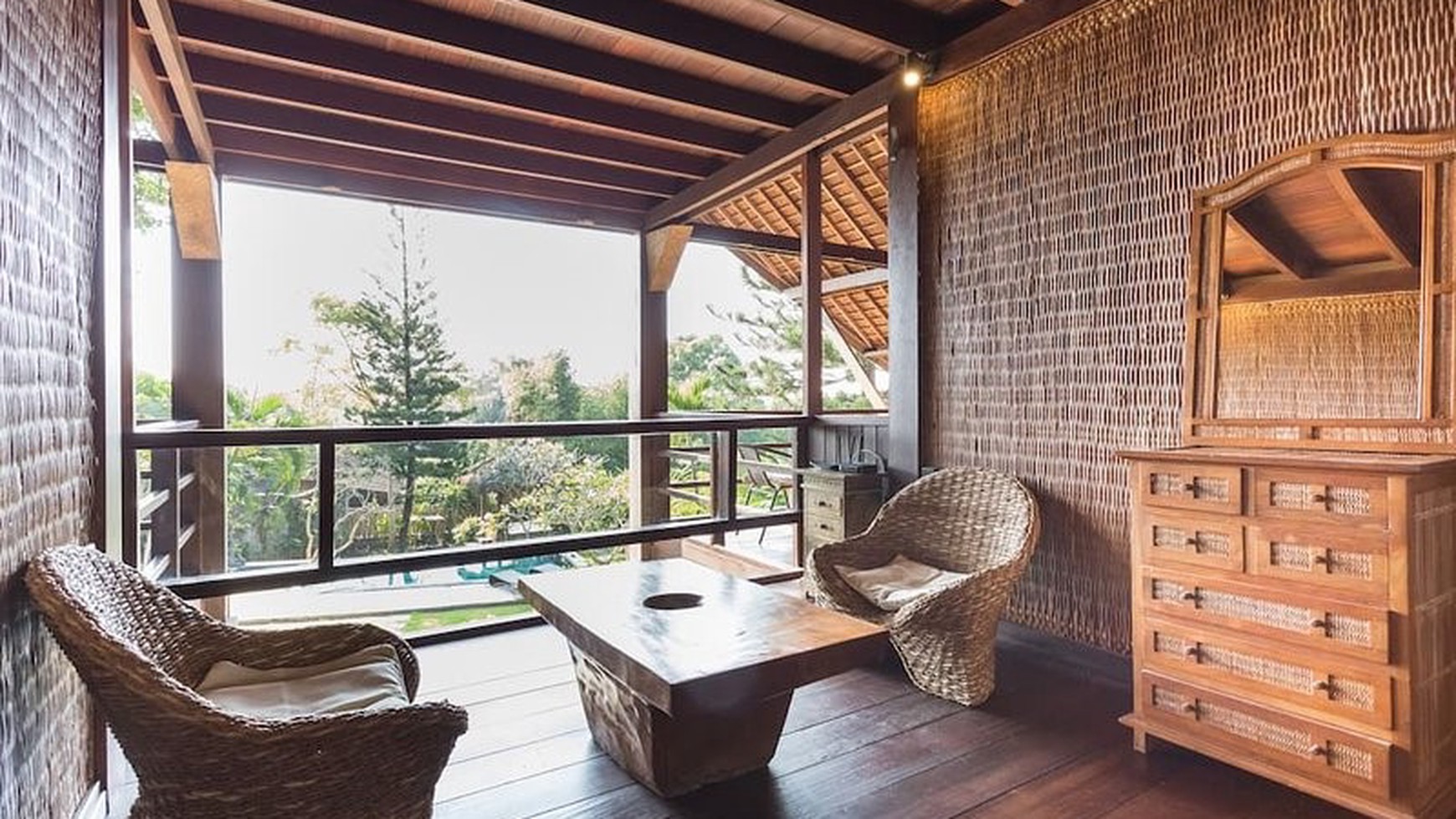 Freehold Tropical Villa Sitting on Big Land In Batu Bolong, Canggu Bali