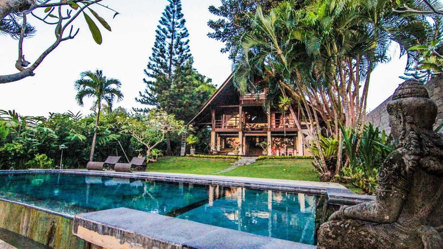 Freehold Tropical Villa Sitting on Big Land In Batu Bolong, Canggu Bali