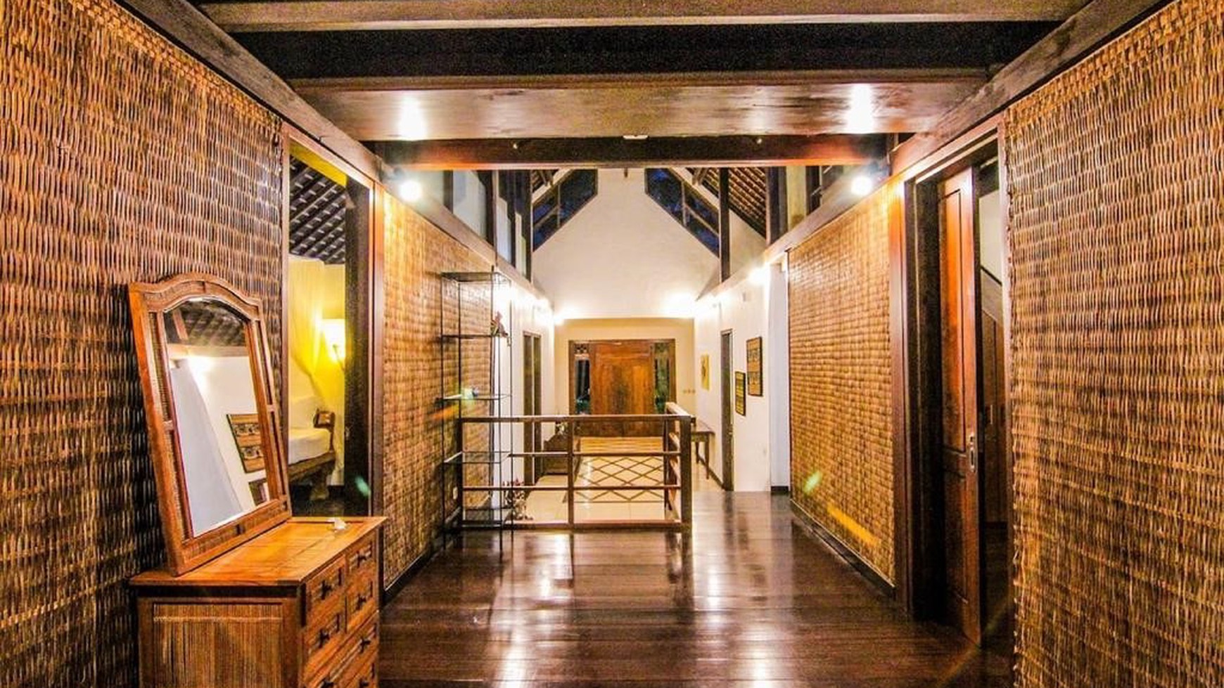 Freehold Tropical Villa Sitting on Big Land In Batu Bolong, Canggu Bali