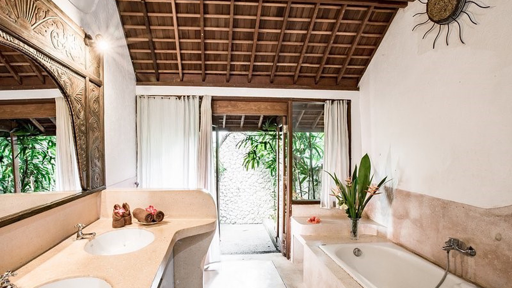 Freehold Tropical Villa Sitting on Big Land In Batu Bolong, Canggu Bali