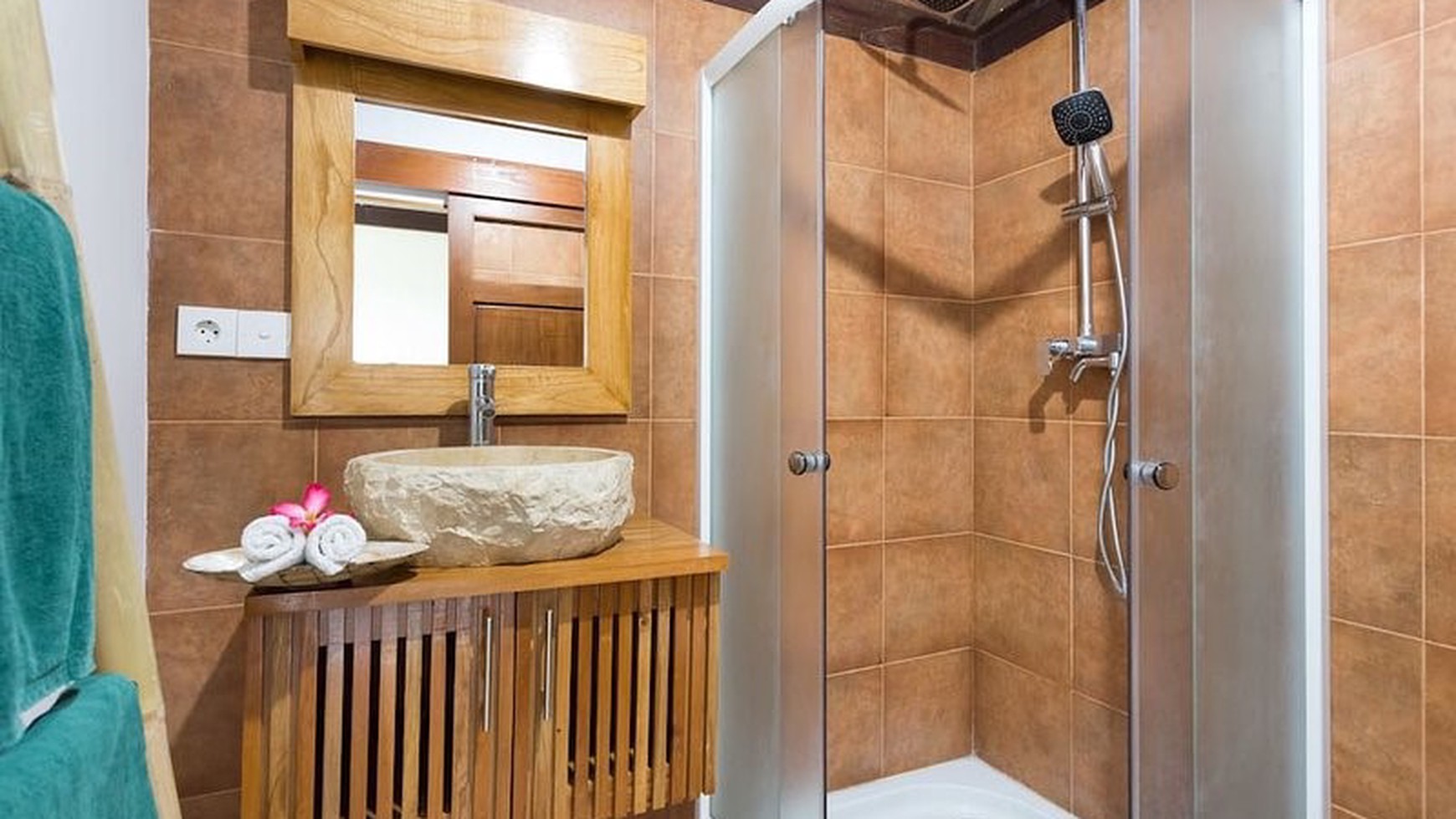 Freehold Tropical Villa Sitting on Big Land In Batu Bolong, Canggu Bali