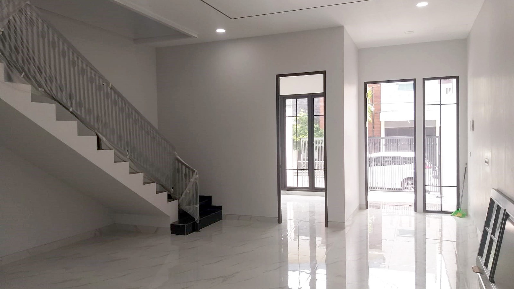 Rumah Baru Gress di Manyar Jaya Surabaya Timur, Minimalis, 2 Lantai, SHM, Ready 1 unit aja... Buruan !!!! 