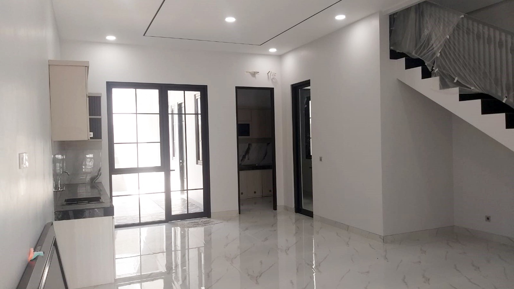 Rumah Baru Gress di Manyar Jaya Surabaya Timur, Minimalis, 2 Lantai, SHM, Ready 1 unit aja... Buruan !!!! 