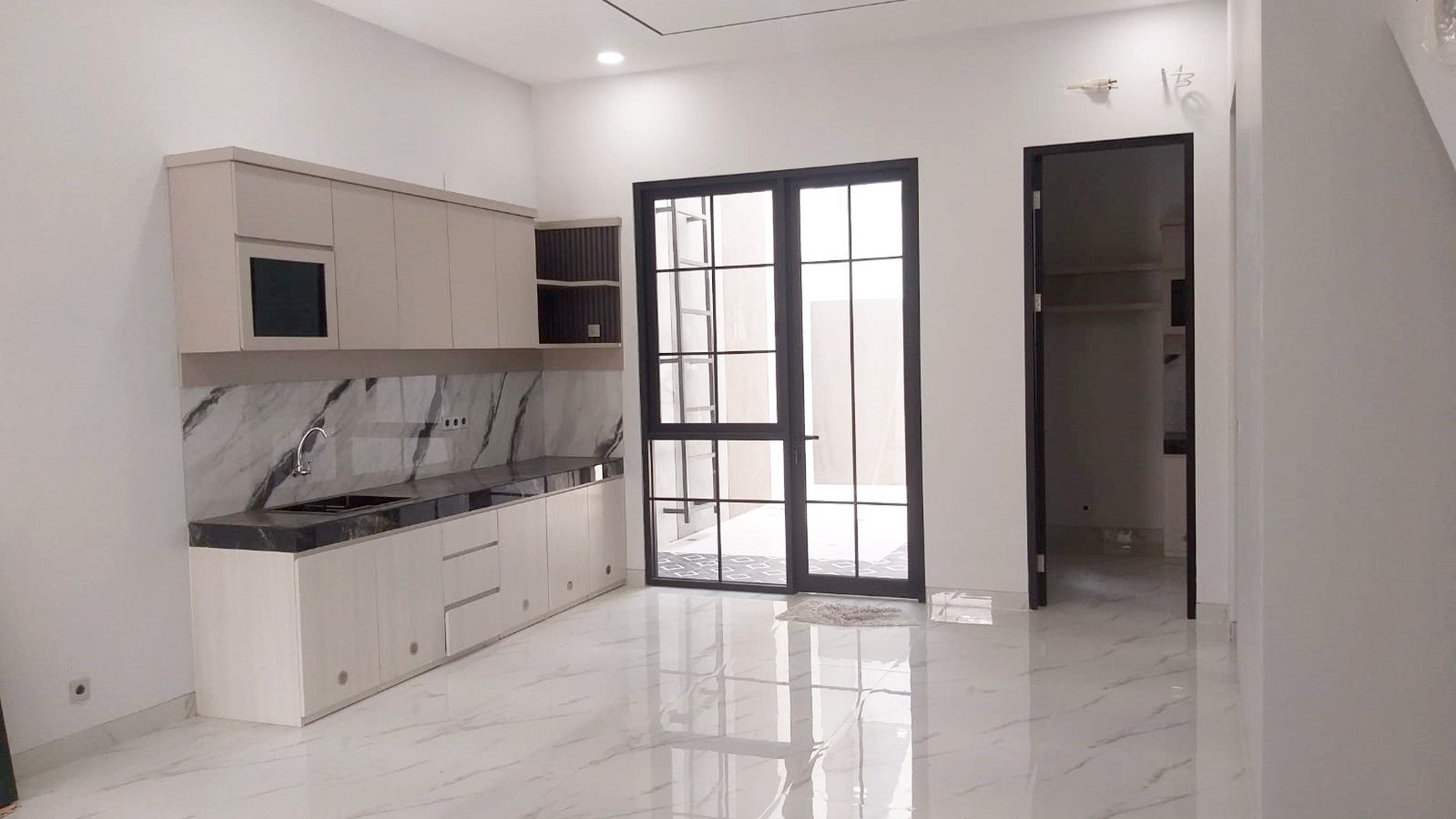 Rumah Baru Gress di Manyar Jaya Surabaya Timur, Minimalis, 2 Lantai, SHM, Ready 1 unit aja... Buruan !!!! 