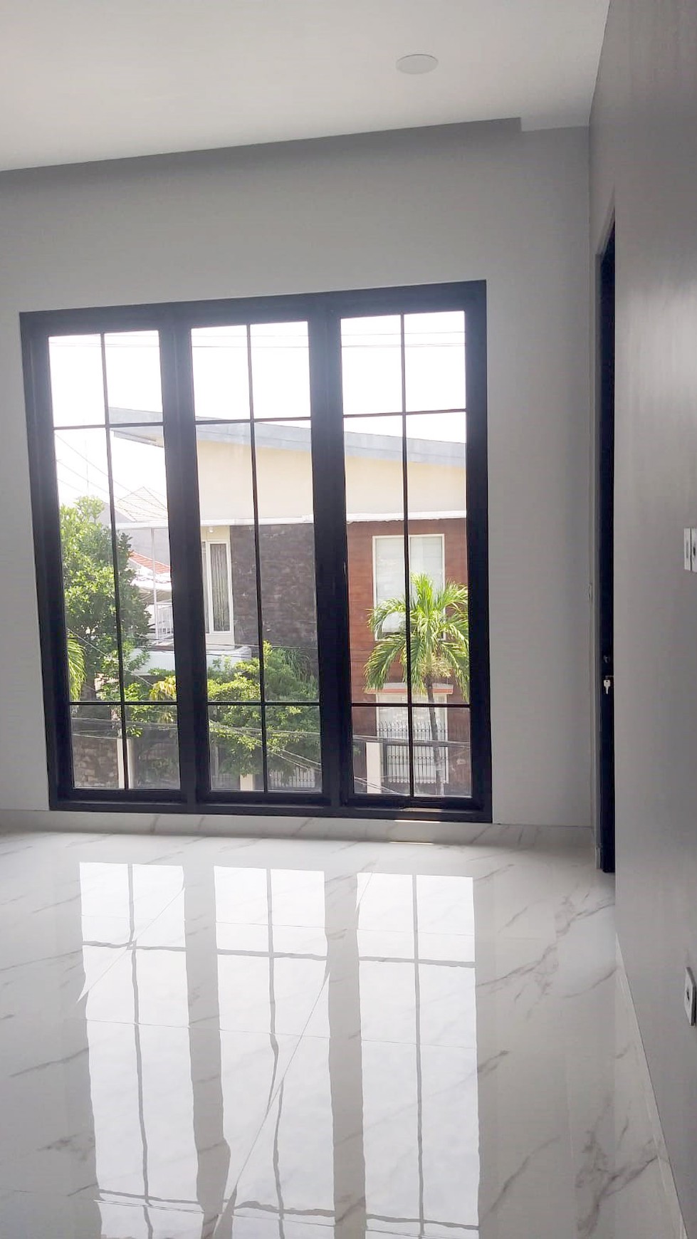 Rumah Baru Gress di Manyar Jaya Surabaya Timur, Minimalis, 2 Lantai, SHM, Ready 1 unit aja... Buruan !!!! 