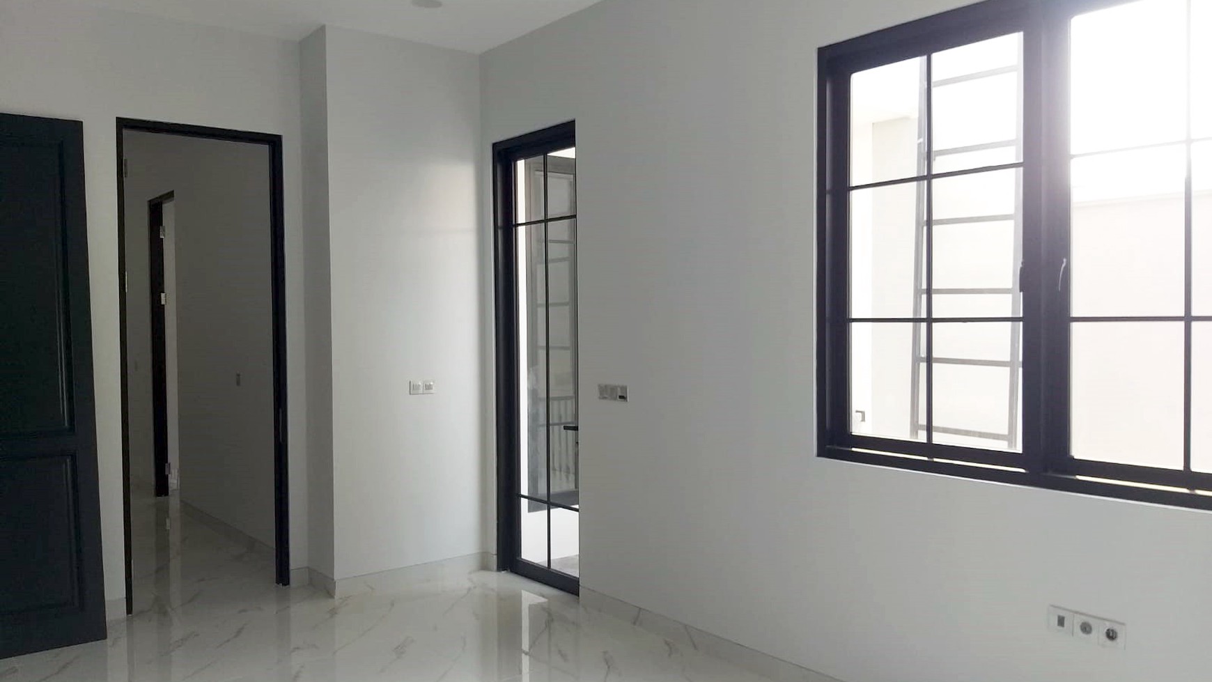 Rumah Baru Gress di Manyar Jaya Surabaya Timur, Minimalis, 2 Lantai, SHM, Ready 1 unit aja... Buruan !!!! 