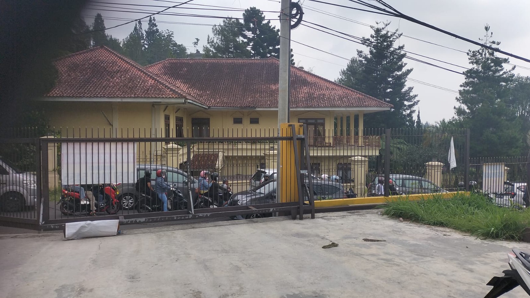 KAVLING DAN RUMAH DI PINGGIR JALAN TAMAN SAFARI CISARUA, BOGOR